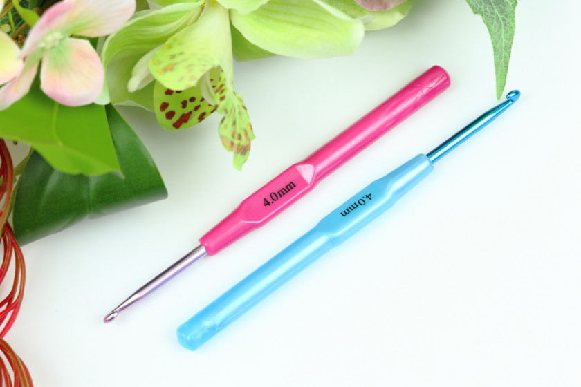 Крючок для вязания с пластмассовой ручкой 4.0 мм