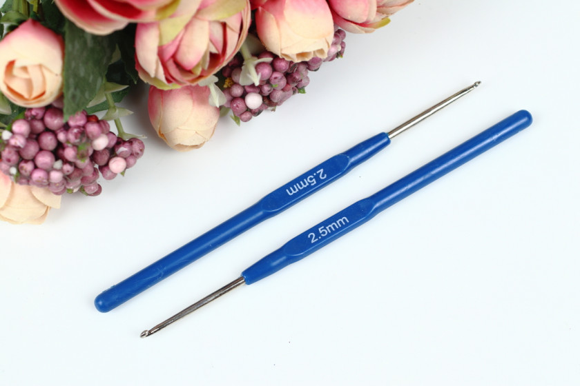 Крючок для вязания с пластмассовой ручкой 2.5 мм